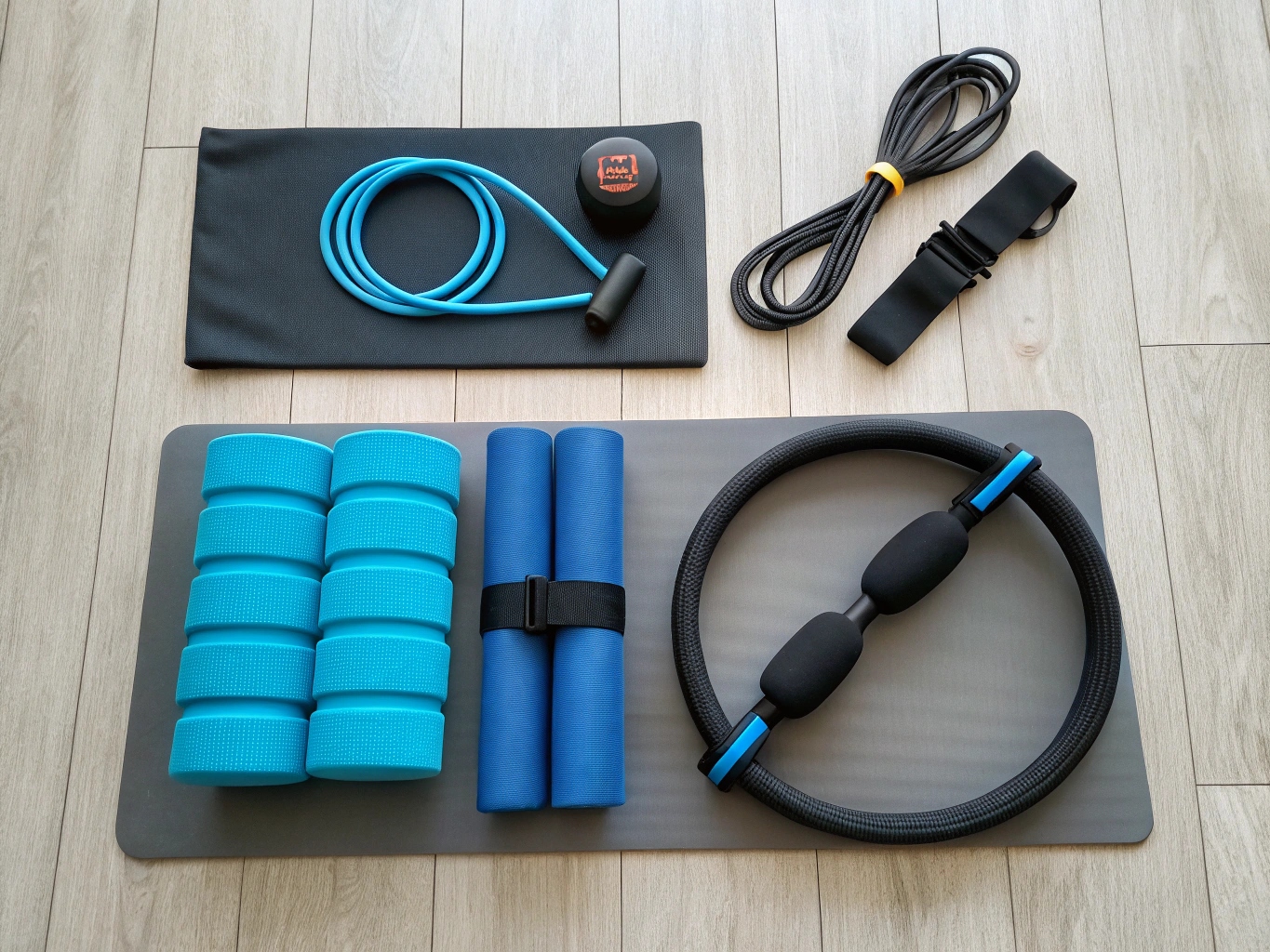 Mellanpaket med pilatesring, rullar och motståndsutrustning